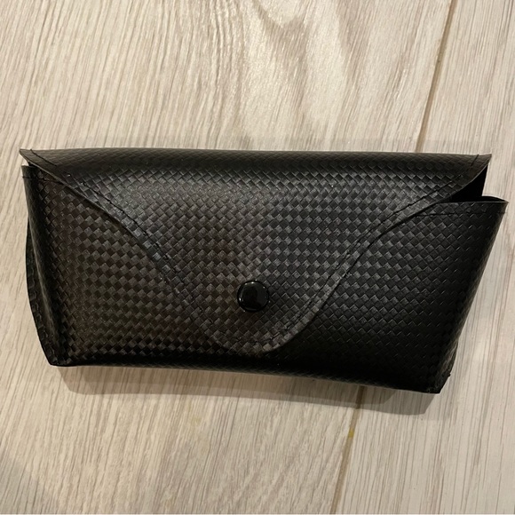 SHEIN cat eye sunglasses with case - Picture 3 of 3